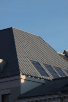 dach z blachy prepatina blaugrau - budynek przy ul. Senatorskiej  w Warszawie